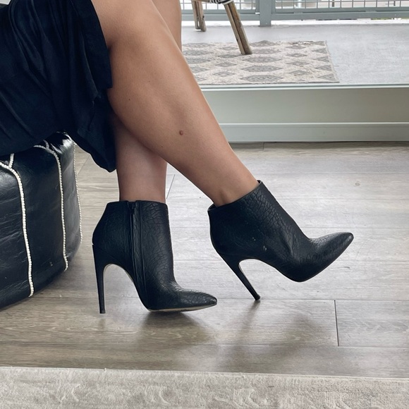 Sexy and Timeless Genuine Leather Aldo Booties - Picture 4 of 5